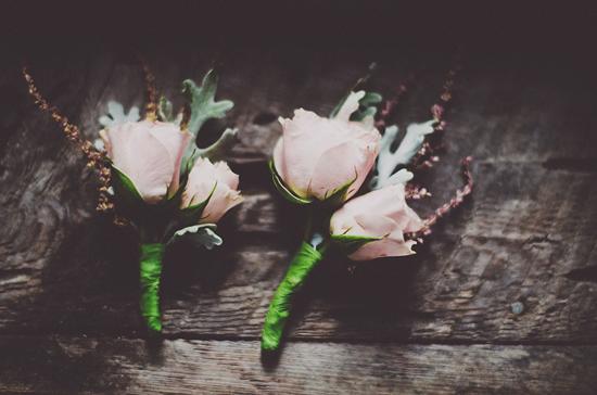 DELIGHTFUL DETAILS: Using spray roses and Dusty Miller, WED packed plenty of texture into the men’s boutonnieres.