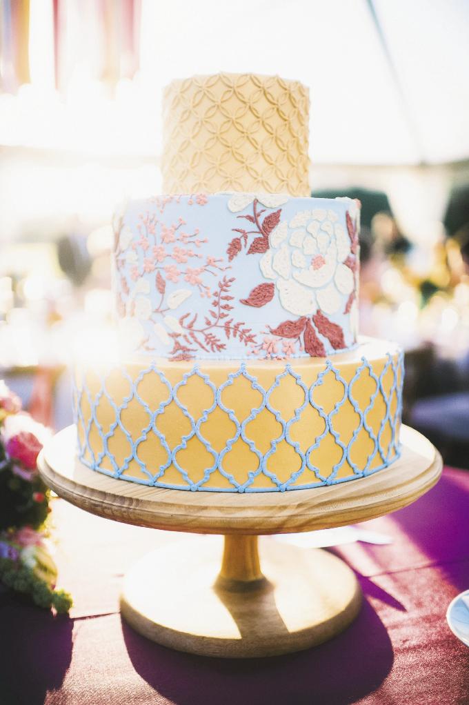 SWEET TREAT: Wedding Cakes by Jim Smeal created a texture-rich cake inspired by the wedding’s dominant colors and patterns.