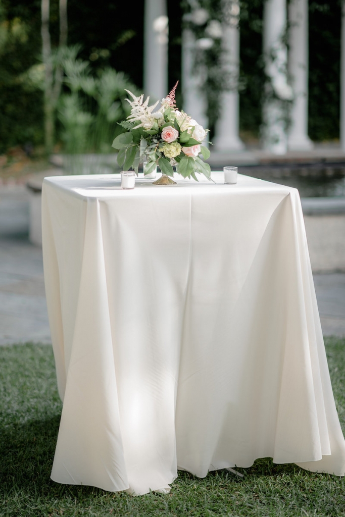Florals by Out of the Garden. Linens from Connie Duglin Speciality Linen. Photograph by Brandon Lata.