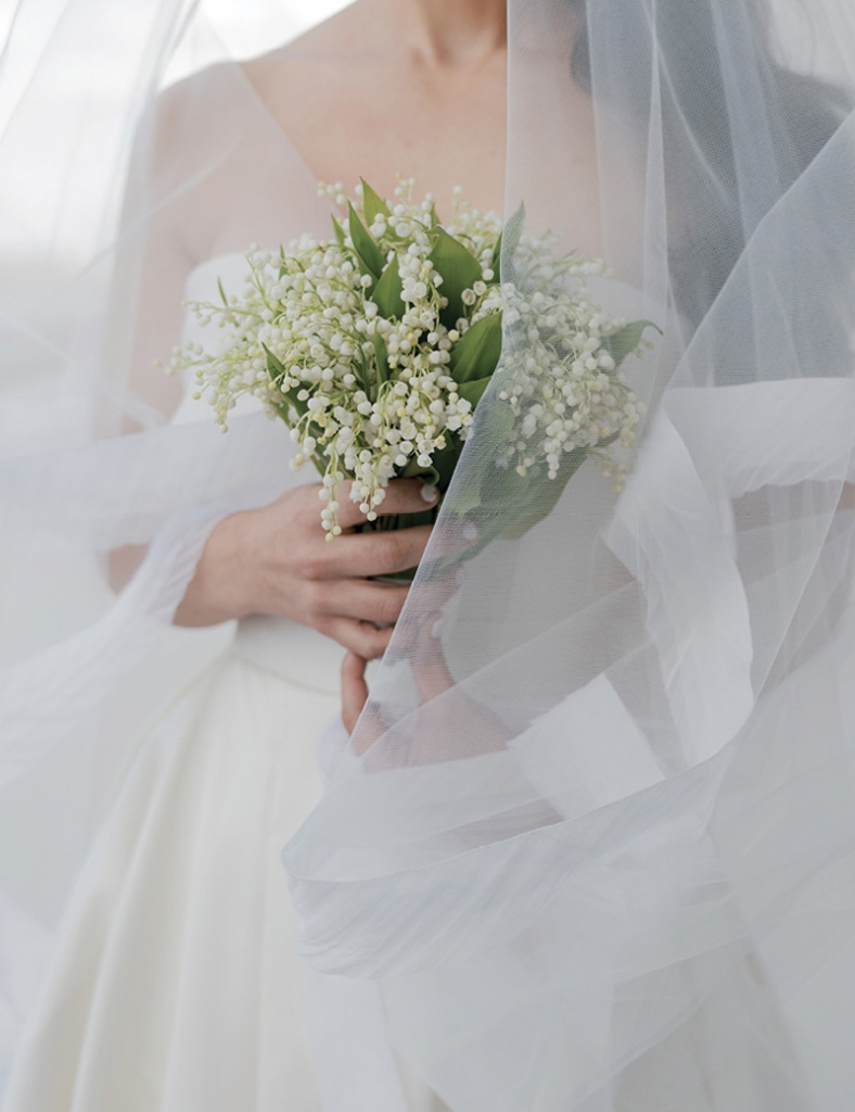 Lizzy’s lily of the valley bridal bouquet perfectly suited the timeless evening.