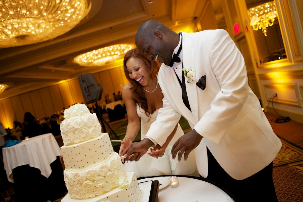 NICE SLICE: The bride and groom were all smiles cutting the cookies ‘n cream cake—the bride’s flavor of choice.