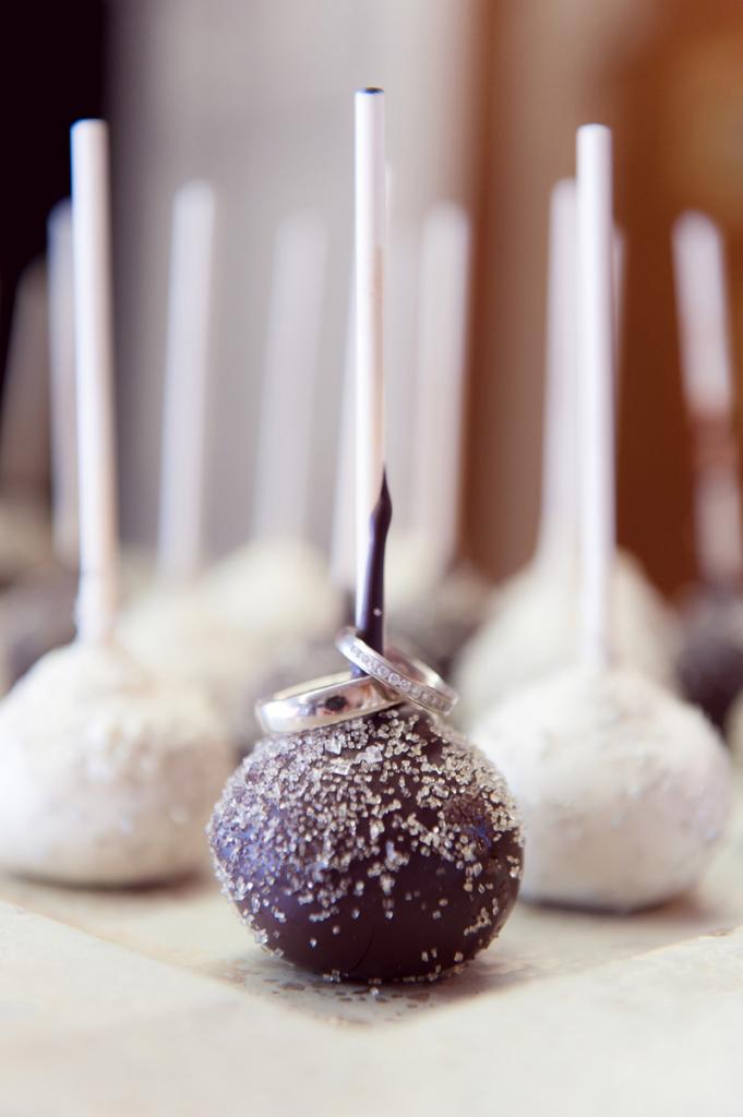 Cake pops by Cupcake DownSouth. Image by Anne Liles Photography.