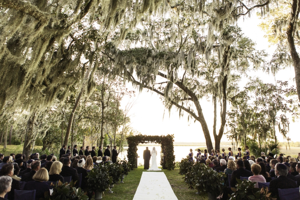 GREEN DAY: Glossy magnolia leaves blanketed the altar space to create planner Tara Guérard’s favorite chuppah to date, she says. Magnolia branches planted in iron urns marked the aisle.