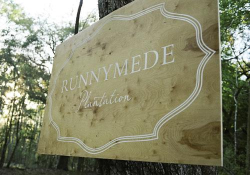 Enter Here : A rustic wooden sign made expressly for the wedding by Tara Guérard Soirée marked the plantation’s sublime entrance.