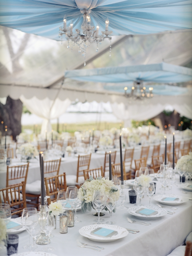 LET’S DO DINNER:  Unfussy place settings and pale-hued arrangements lent understated charm to the long tabletops, which were framed by textured Chiavari chairs.