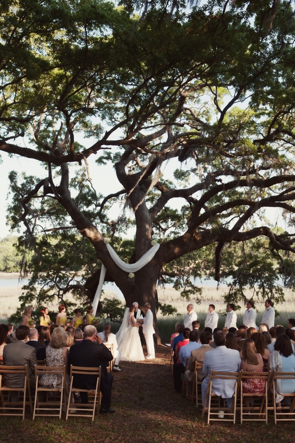 SOUTHERN GRACE: For the ceremonial arch, a piece of white fabric draped over the tree’s branches adding a simple yet formal touch to the outside setting.