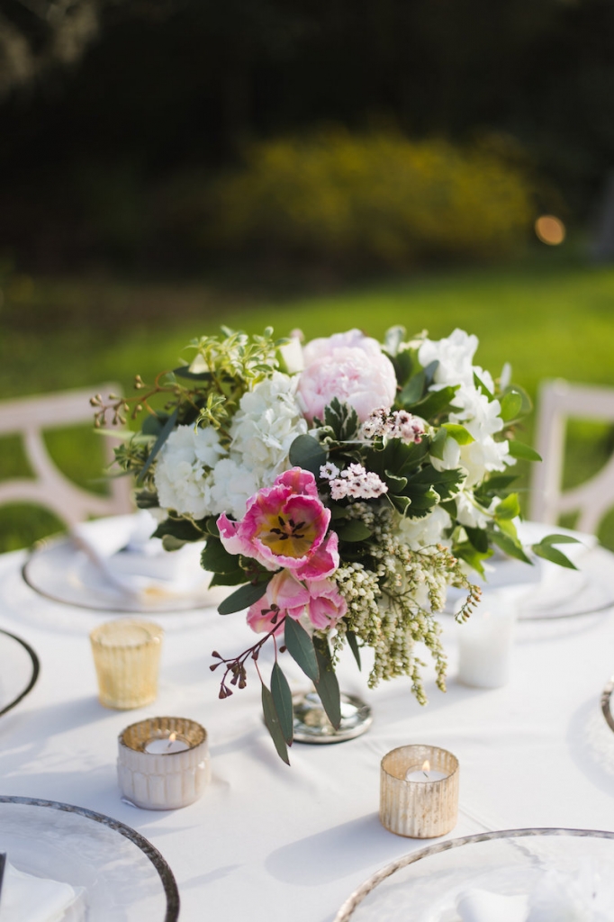 Florals by Out of the Garden. Linens by Connie Duglin Specialty Linen. Image by Clay Austin Photography at Magnolia Plantation &amp; Gardens.