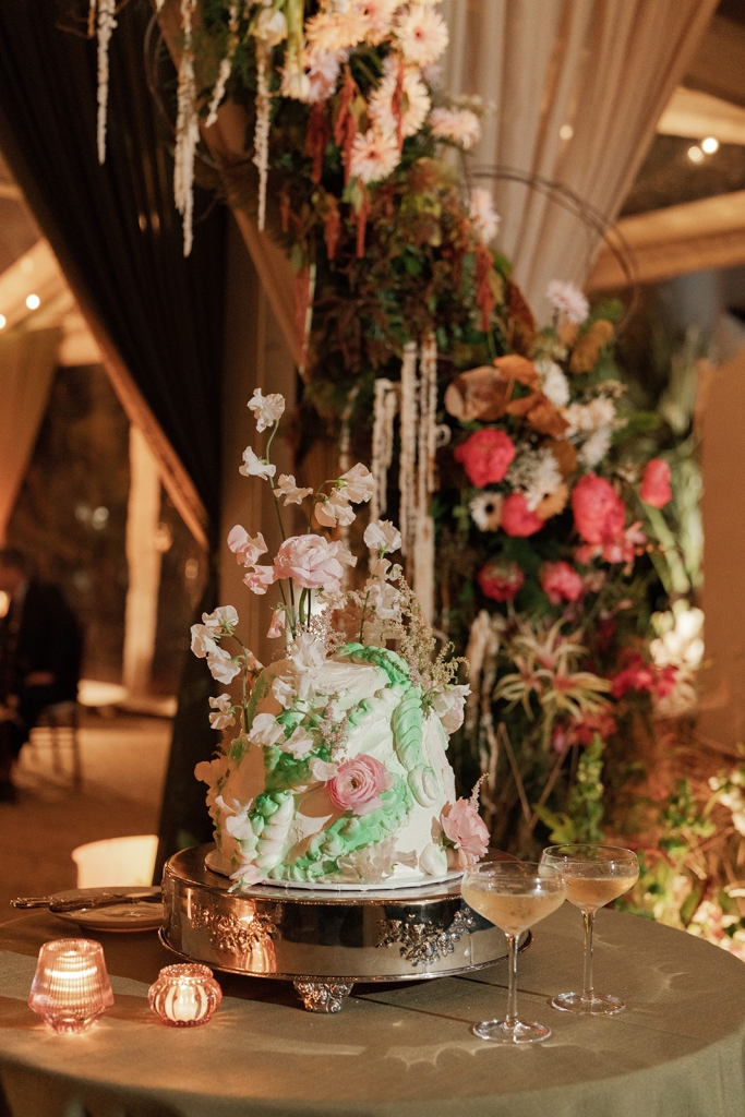 The couple’s gluten-free chocolate cake mirrored the theme with real florals. They also served a citrus-olive oil cake with lemon filling by AP Flour.