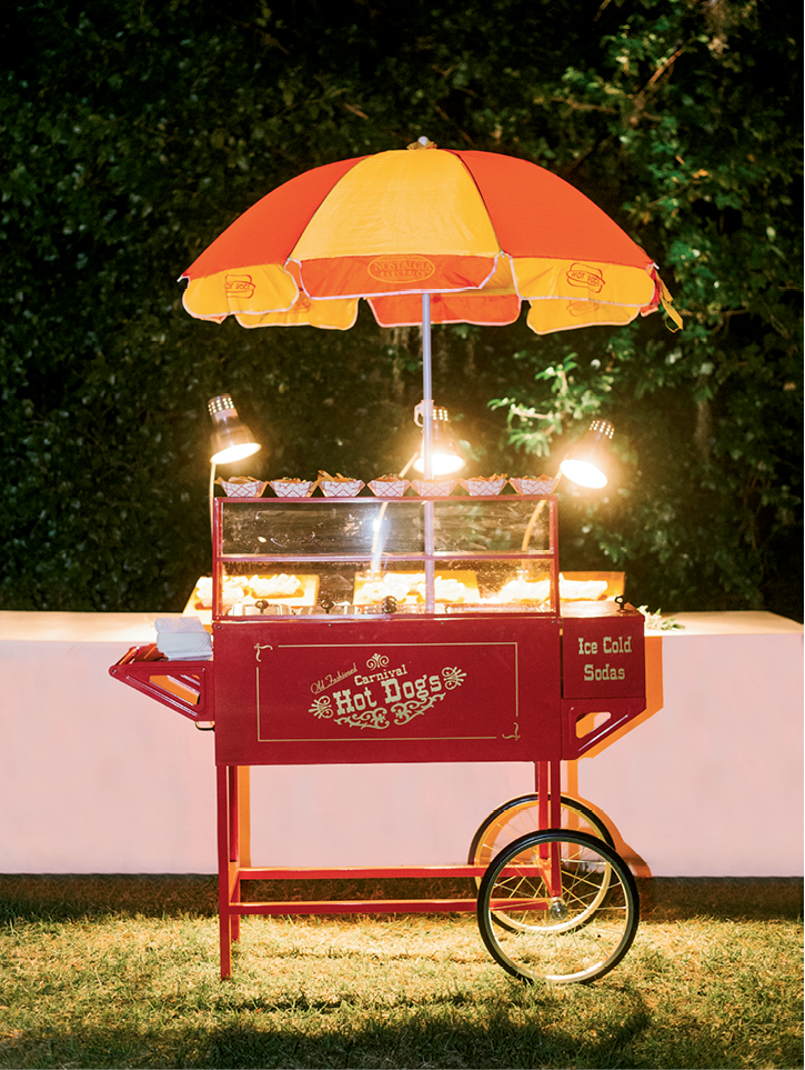 A vintage hotdog stand offered up Chicago-style dogs as late-night snacks in homage to the couple’s home city.  &lt;i&gt;Image Aaron &amp; Jillian Photography&lt;/i&gt;