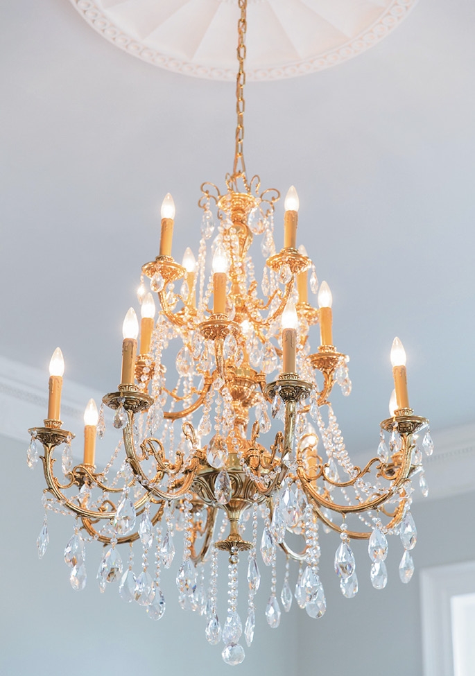 TIP: Work with your venue’s existing décor. Indoor brass lanterns and chandeliers and antique gilded mirrors pop up throughout The Gadsden House. Hone in on the underlying metallic in your venue’s lighting, hardware, and décor to coordinate your rentals and more.  Image by Dana Cubbage Weddings