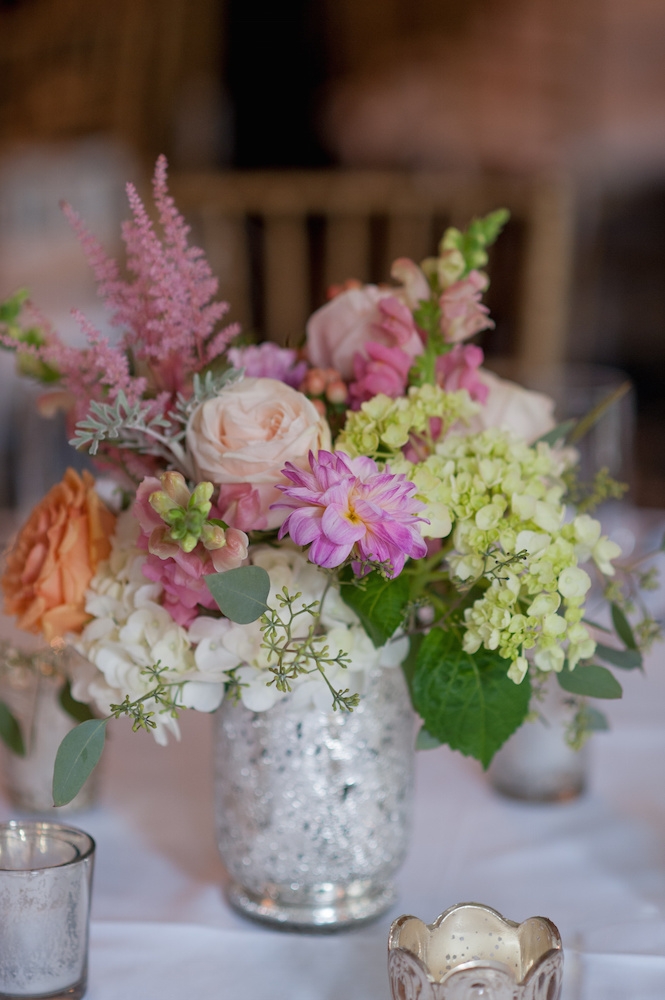 Florals by Country and Lace Florist. Image by Leigh Webber at Planter&#039;s Inn.