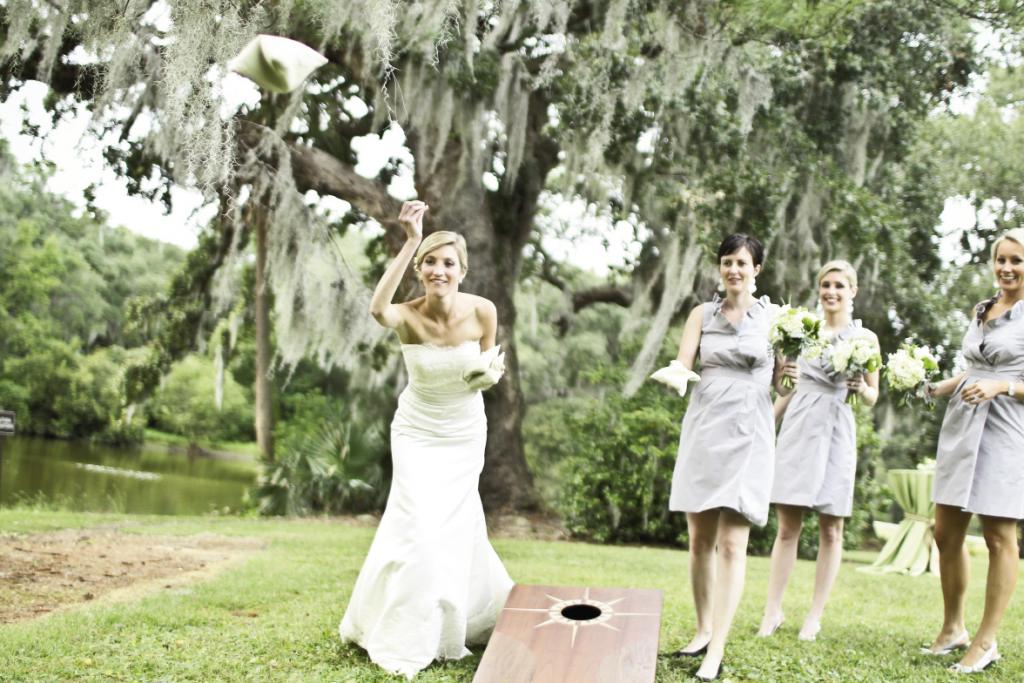 PLAY TO WIN: In keeping with the informal vibe, guests enjoyed cornhole, the bride’s favorite outdoor game, during cocktail hour.