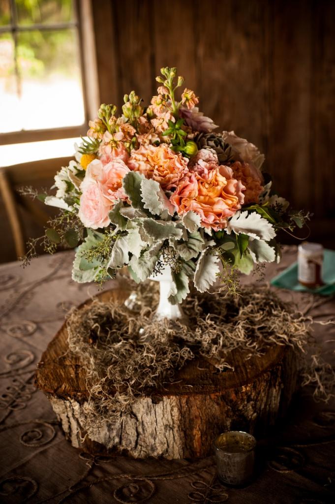 Florals by Out of the Garden. Photograph by f8 Photo Studios.