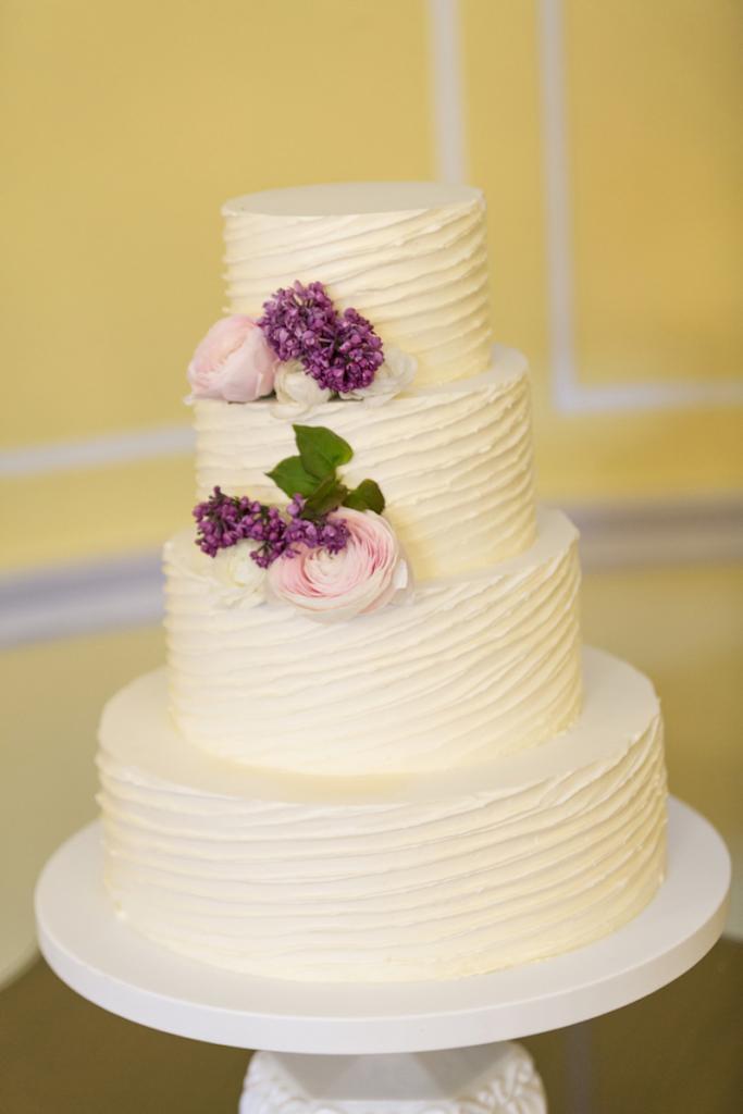 Cake by Patrick Properties Hospitality Group. Florals by Branch Design Studio. Photograph by Ellis Photo Studio.
