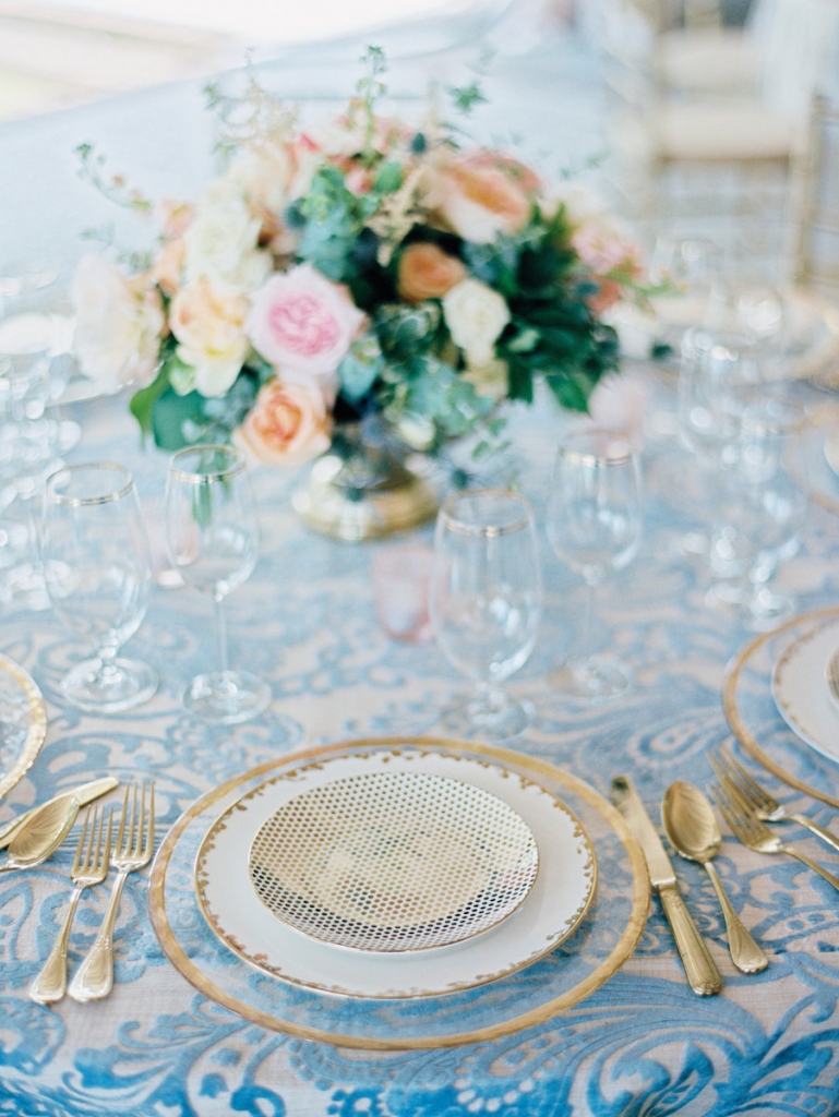 Tabletop rentals from Polished! Linens from Nuage Linens. Floral design by A Charleston Bride. Image by Ryan Ray Photography.