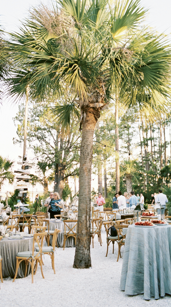 Café lights, to-the-ground linens, and cushioned X-back chairs elevated the rustic setting. “Mixing big city touches with South Carolina’s natural charm” was the aim of Michelle, who lives in Chicago.