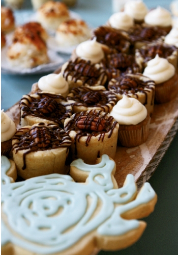 In addition to a cake iced with a crab silhouette, d’lish desserts served other sweet treats like coconut macaroons, banana pudding cups, and crab-shaped shortbread cookies.
