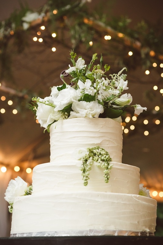 Cake by McKenzie’s Bake Shop. Florals by Heidi Inabinet of On a Limb. Image by Amelia + Dan Photography.