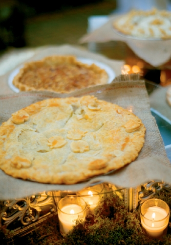Homemade pies from SuZara’s Kitchen seemed apropos to the setting and season, says Alicia. Placing them on burlap squares tied them thematically and visually to the florals.