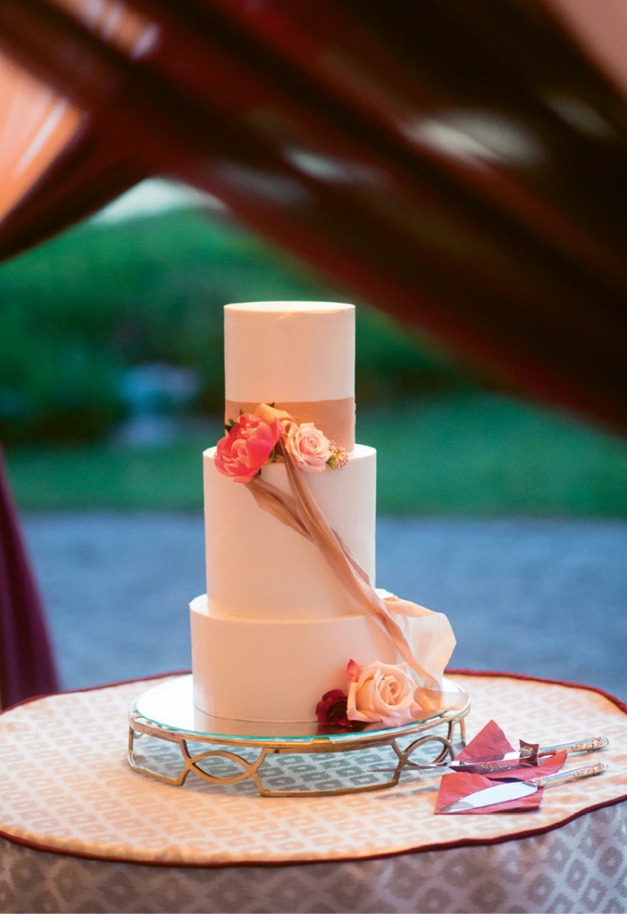 Simple ribbons adorned the cake.