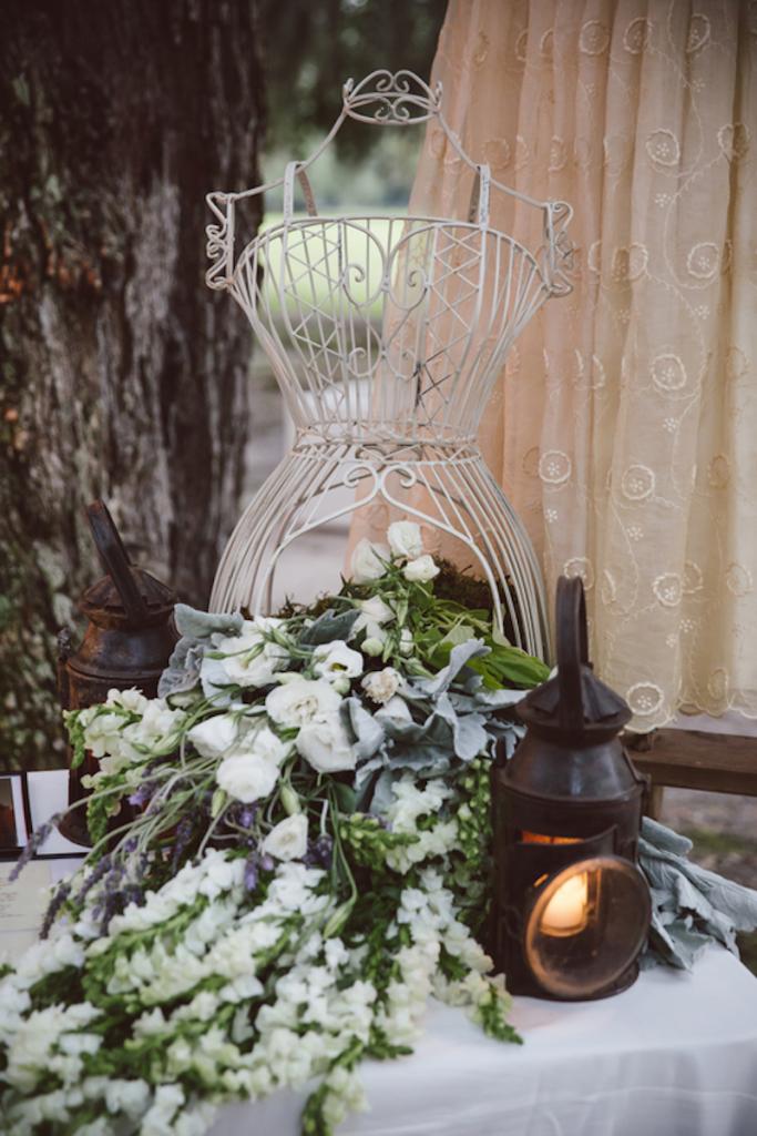 Vintage rentals from 428 Main Vintage Rentals. Florals and wedding design by Fox Events. Image by amelia + dan photography.