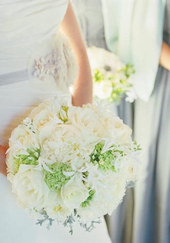 LESSONS IN SUBTLETY: Silvery gray appeared on the bride’s sash, in her bouquet, and on her bridesmaids’ gowns.