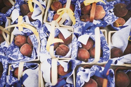 TUTTI FRUTTI: For favors, Sarah&#039;s mom assembled fabric-lined baskets, which were filled with peaches her dad brought from a local farm.